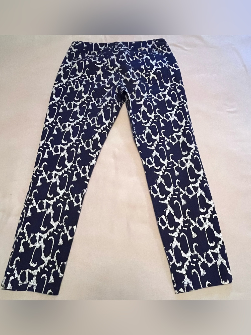 Kenneth Cole Reaction Woman’s Navy and White Loud Printed Cropped Jeans Size 6 - Picture 2 of 13